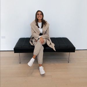 Meet your Posher, Dionysia